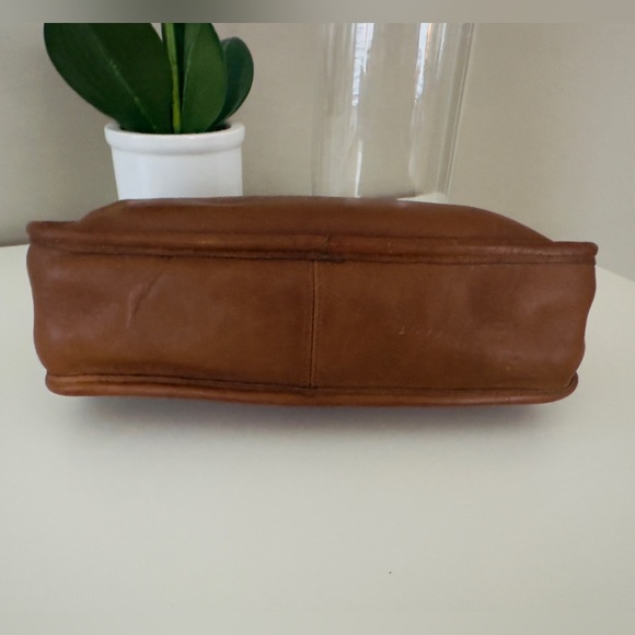 Coach Vintage Companion Bag 9300
New York City, USA - British Tan - Picture 3 of 9